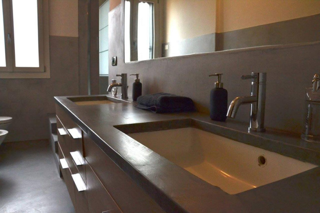 Bagno con rivestimento in resina semplicità ed eleganza