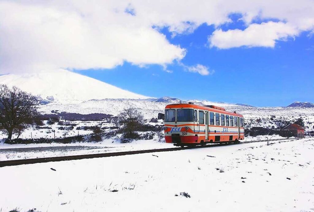 In Viaggio Intorno All’Etna Con La Storica Ferrovia Circumetnea