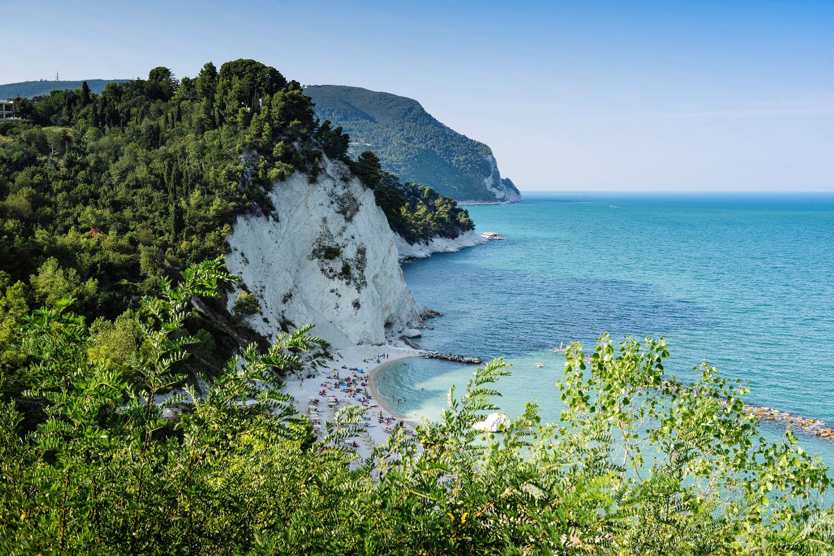 dove andare in vacanza con pochi soldi in Italia La Riviera del Conero