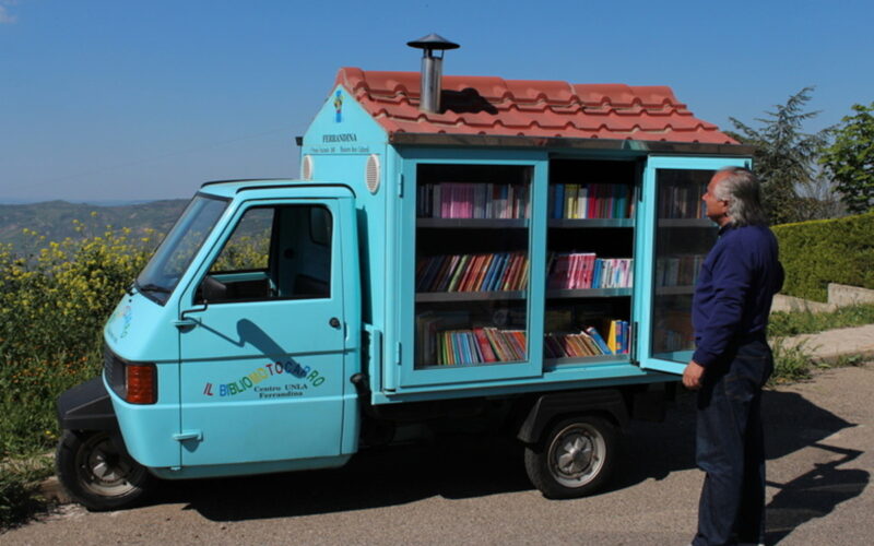 Il Bibliomotocarro: dalla Basilicata la biblioteca su tre ruote che ha conquistato il mondo