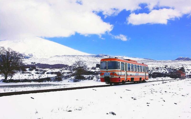 In viaggio intorno all’Etna con la storica Ferrovia Circumetnea