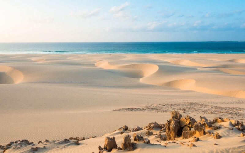 Alla Scoperta Dei Colori della Sabbia Una Guida Completa|Colori Beige Sabbia|Colori Bianco Ghiaccio La Sabbia delle Spiagge Tropicali|Nero Magnetico: La Sabbia Incredibilmente Rara|Colori Sabbia deserto|Verde Oliva: La Sabbia Esotica delle Isole Vulcaniche|Colori Giallo Dorato La Sabbia delle Spiagge Esotiche