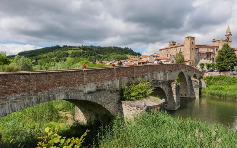 Comuni che cercano abitanti 2023: i borghi che pagano per trasferirsi