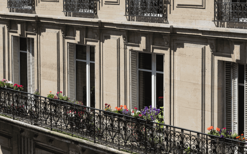 Come arredare un balcone alla francese: eleganza e atmosfera outdoor