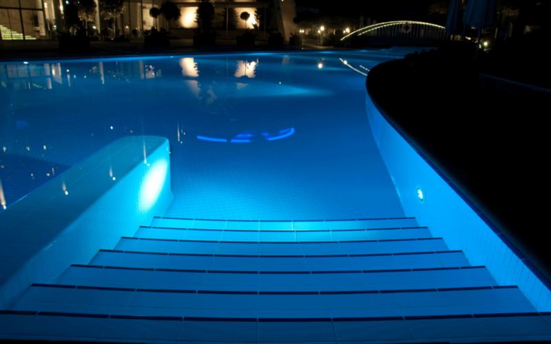 Illuminare un bordo piscina con stile: consigli e soluzioni