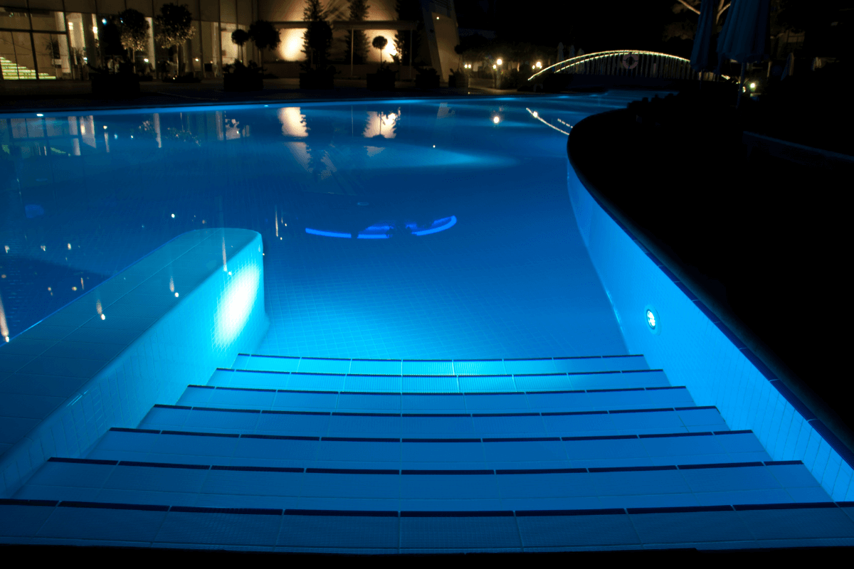 Sistemi per illuminare la piscina dentro e fuori