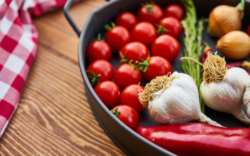 Cosa coltivare a maggio nel tuo terrazzo per aver ortaggi e frutta freschi e autoprodotti|pomodori in vaso terrazzo - cosa coltivare a maggio|fragole in vaso terrazzo - cosa coltivare a maggio