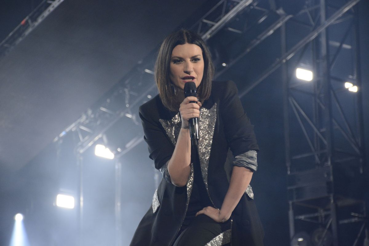 Scopri dove vive la leggendaria cantante italiana Laura Pausini. Tra l'idilliaca Toscana e la vivace Miami, entra nel mondo privato di questa icona della musica.