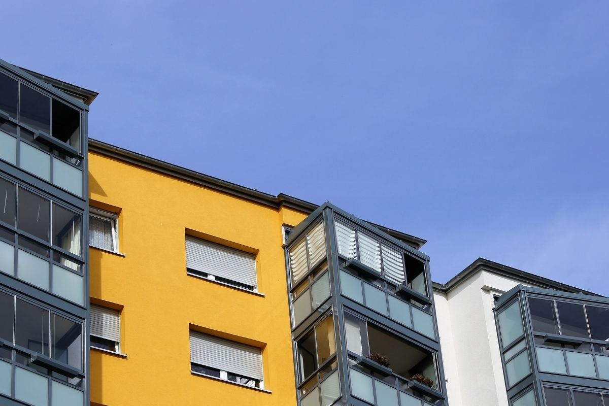 chiudere il balcone con la vetrata