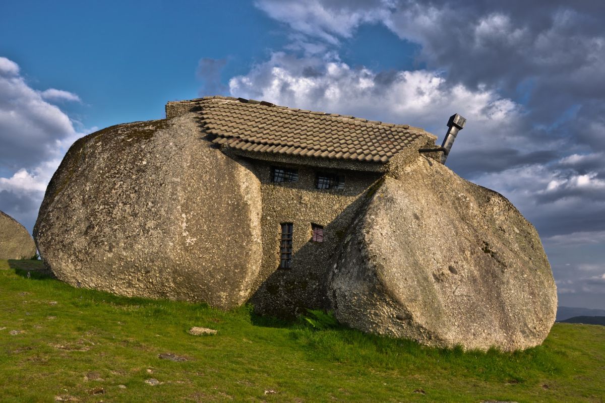 Ecco gli indirizzi delle case più brutte del mondo La Casa di Pietra – Portogallo