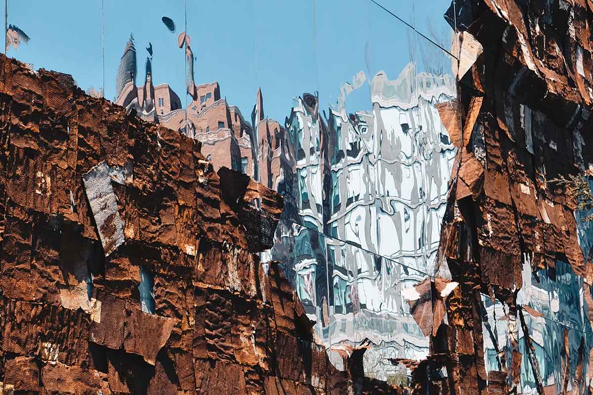 El Anatsui e le opere d’arte ricavate da materiali riciclati 