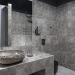 Immagini di esempio di bagni da 4 mq arredati in stile moderno|bagni 4 mq foto|bagno piccolo 4 mq|bagni 4 mq luce||tappeto design bagno|bagno piccolo minimal|bagno piccolo industrial chic 4 mq|evoluzione design bagno