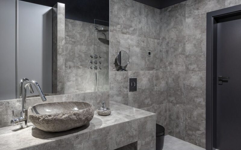 Immagini di esempio di bagni da 4 mq arredati in stile moderno|bagni 4 mq foto|bagno piccolo 4 mq|bagni 4 mq luce||tappeto design bagno|bagno piccolo minimal|bagno piccolo industrial chic 4 mq|evoluzione design bagno