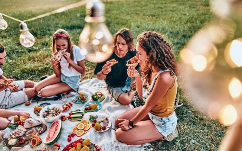 Organizzare un picnic all’aperto: idee e consigli utili