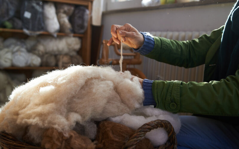 Progettare una casa sostenibile - lavorazione lana|Progettare una casa sostenibile - casa