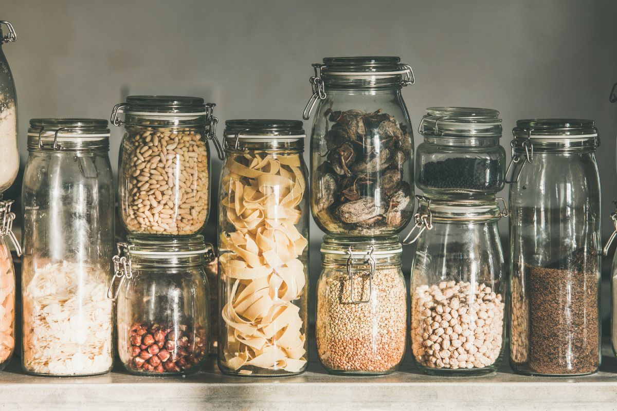 Ridurre il consumo di plastica in cucina Contenitori in vetro e acciaio inox