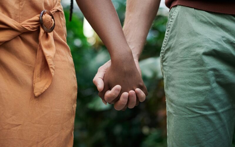 Oggi si festeggia San Valentino, il giorno degli innamorati: ma come stanno davvero le coppie in Italia?