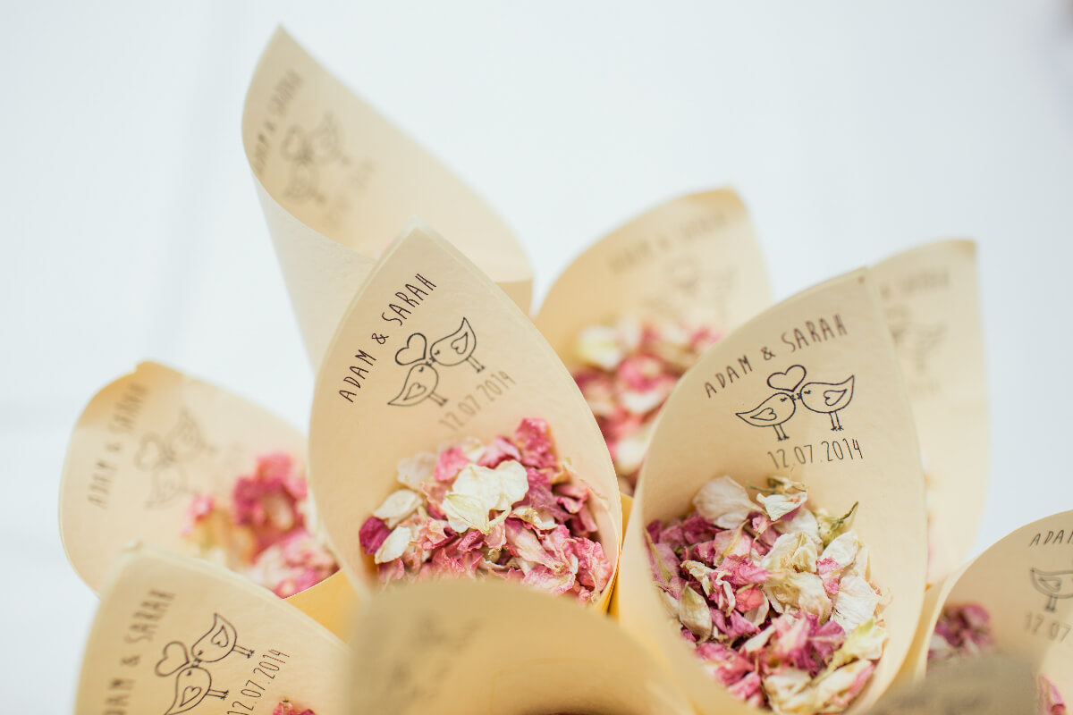 Segnaposto matrimonio. Segnaposto con petali di fiori