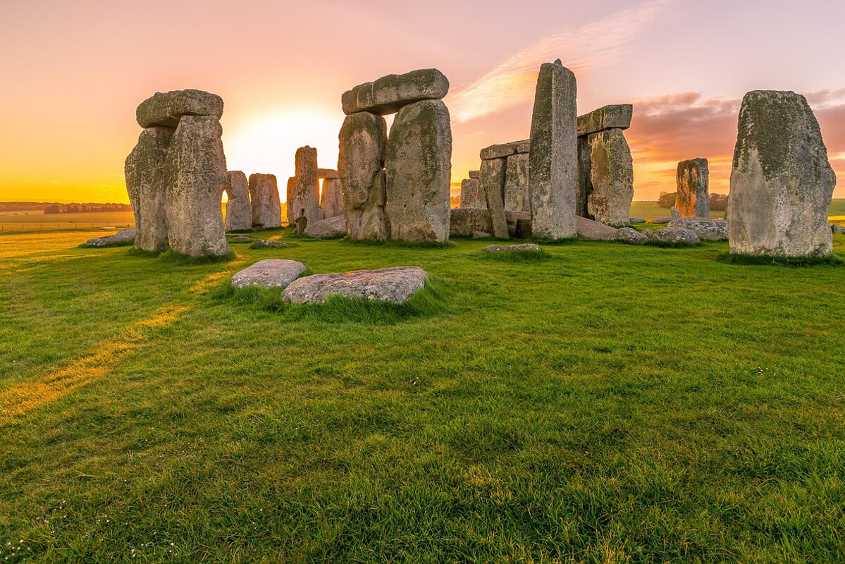 Stonehenge diventa arancione 