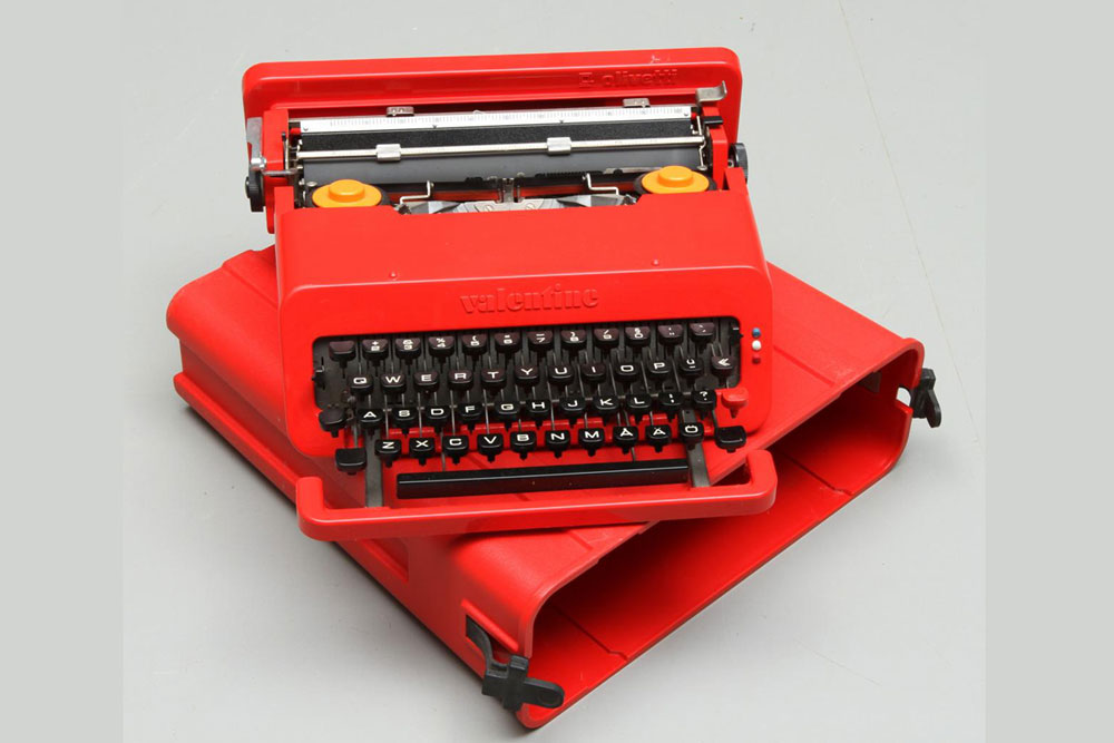 Macchina da scrivere Olivetti con scocca rossa in plastica