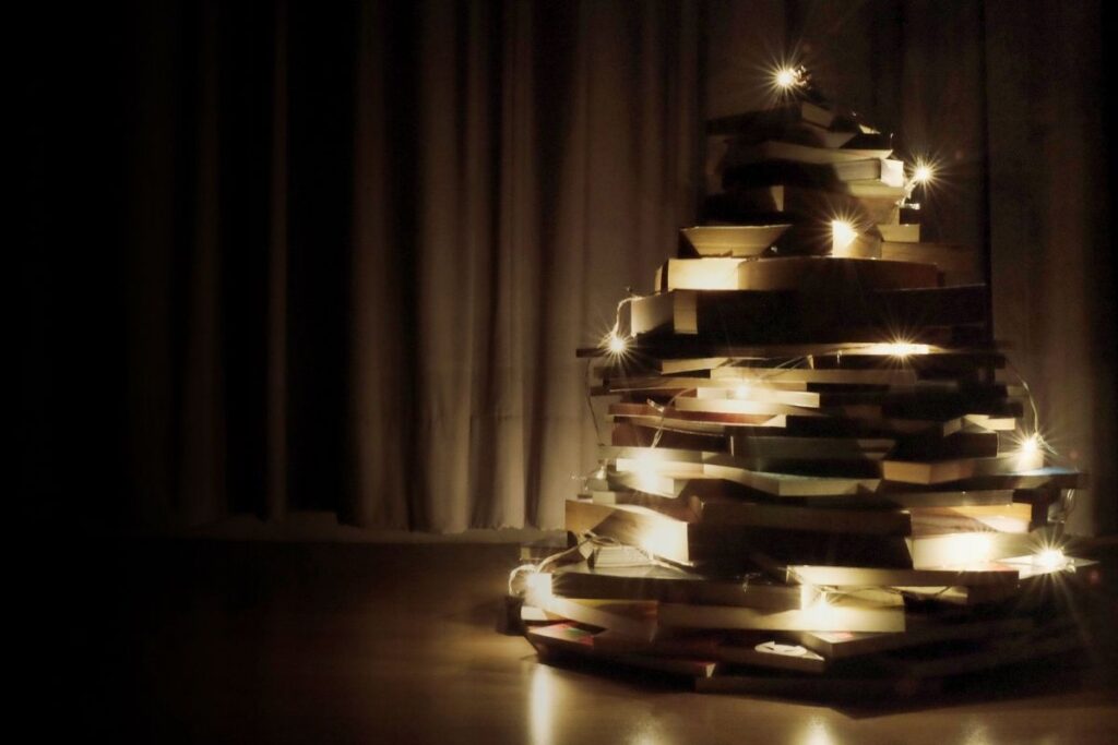 albero di natale fatto con libri