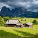 andare a vivere in montagna pro e contro|paesaggio innevato|villaggio di montagna