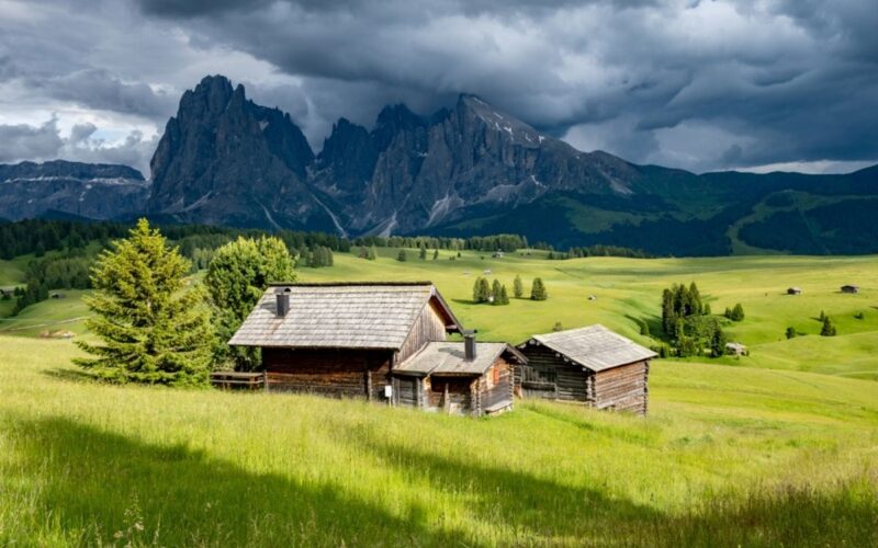 andare a vivere in montagna pro e contro|paesaggio innevato|villaggio di montagna