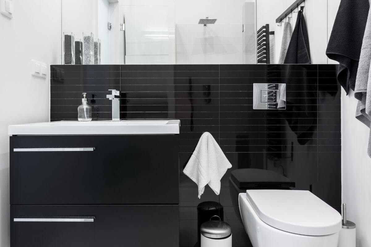 bagno bianco e nero