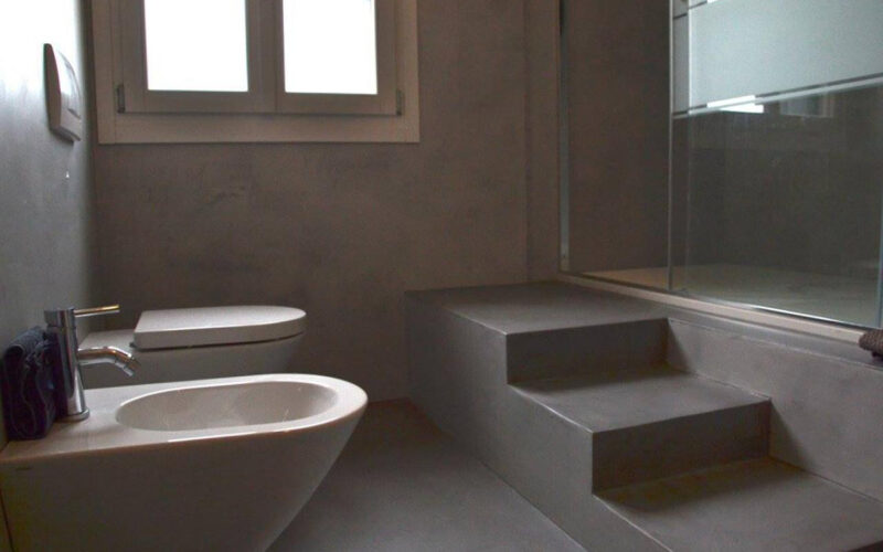 Bagno con rivestimento in resina: semplicità ed eleganza