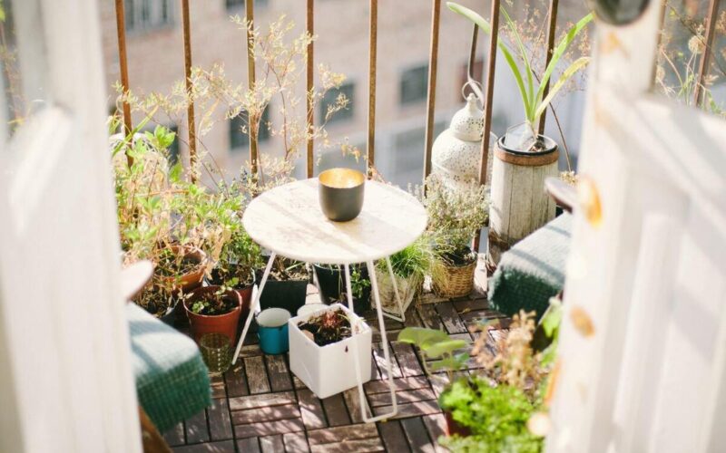 Un balcone primaverile. I consigli per decorare gli spazi esterni