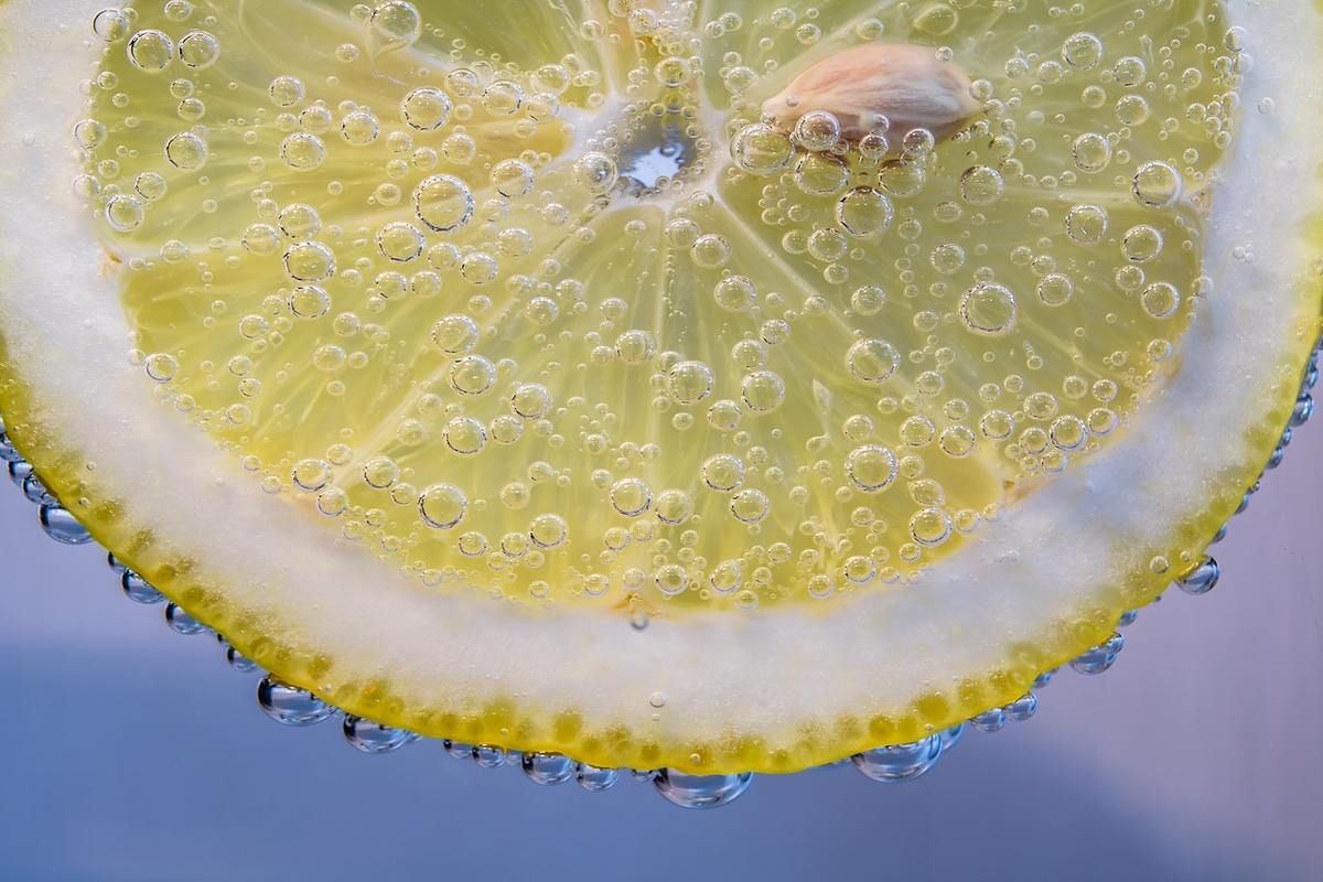 bere acqua e limone fa bene