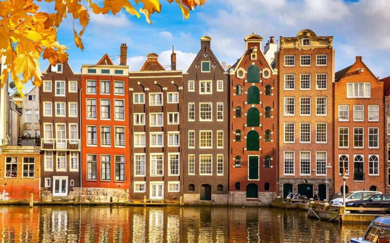 Case di Amsterdam - canale di Amsterdam|Migliori città per lo smart working