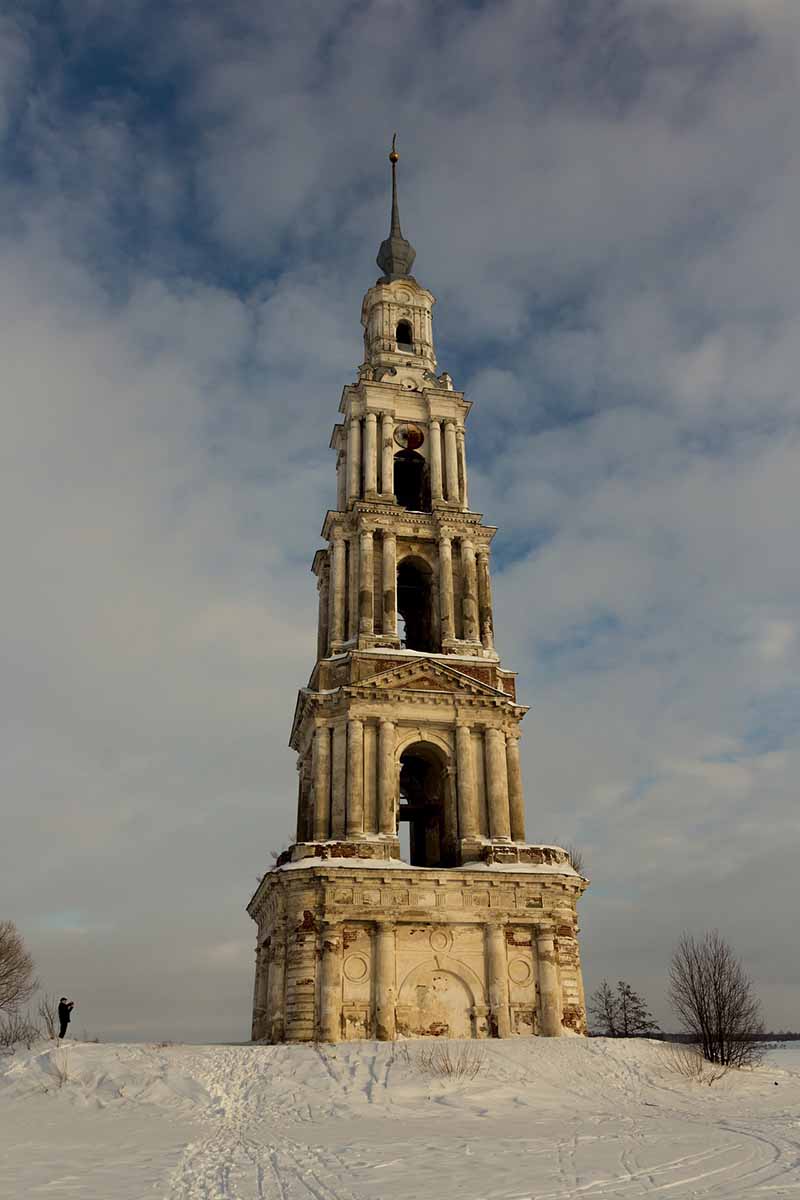 Campanile solitario in mezzo all’acqua: tra meraviglia e mistero