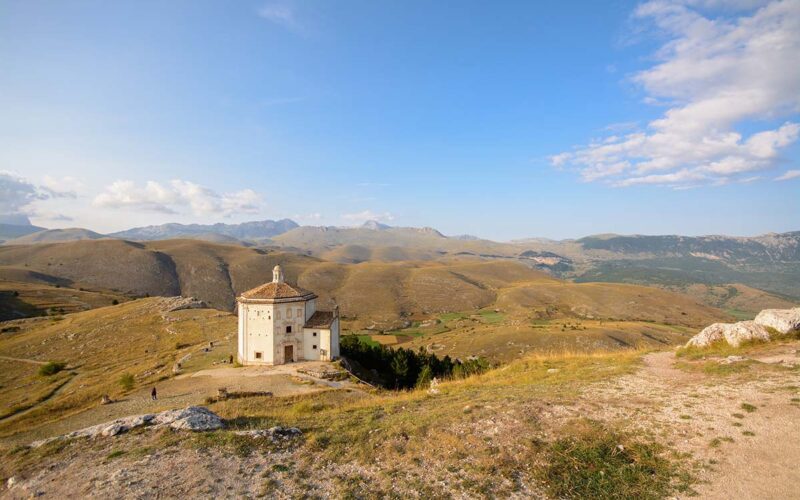 La chiesa dispersa su un’altura a Rocca Calascio