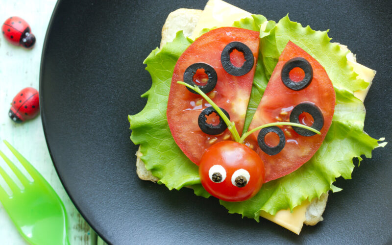 Cibi giusti bambini - panino creativo|Cibi giusti bambini - bambina verdura