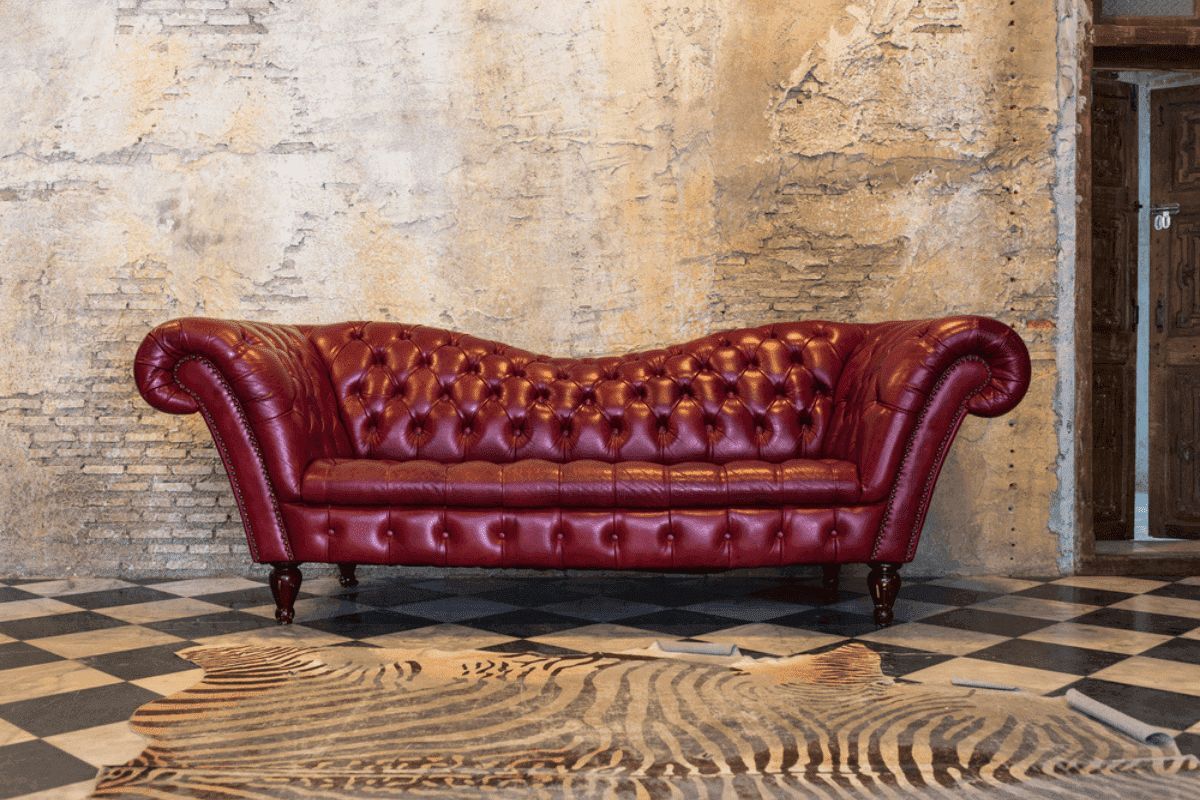 divano modello chesterfield rosso