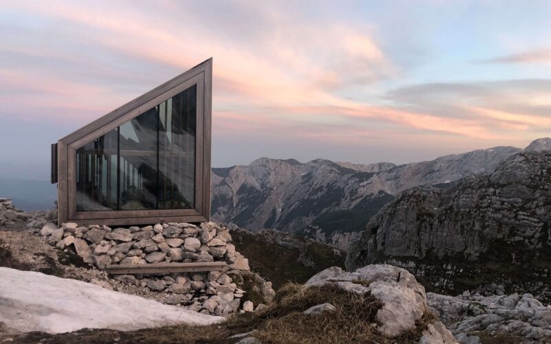 Dormire in un bivacco in montagna