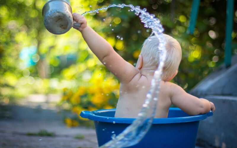 Il bagno per bambini organizzato e colorato