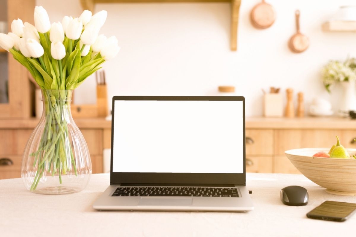 laptop in cucina