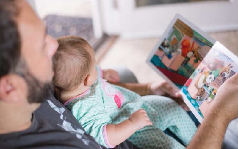 I piccoli di casa e la genitorialità: leggere ai bambini prima di dormire. I benefici che le favole portano