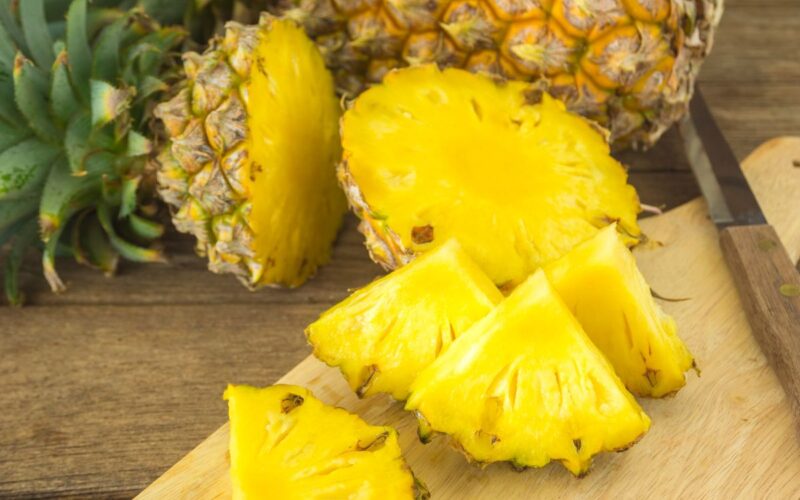 Mangiare ananas fa veramente dimagrire? Perché si dice che ‘brucia i grassi’, la spiegazione scientifica