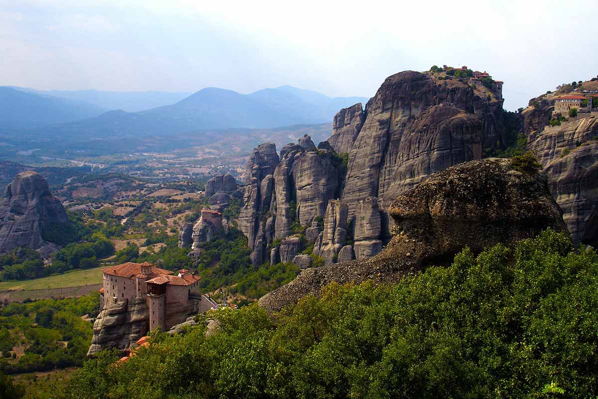 Monastero sospeso nel vuoto in Grecia: un viaggio perfetto in solitaria