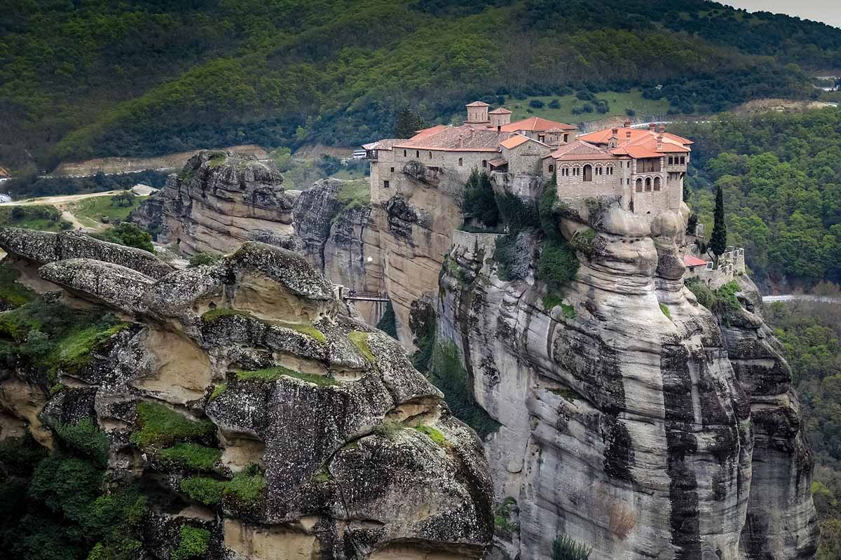 Monastero sospeso nel vuoto in Grecia: un viaggio perfetto in solitaria