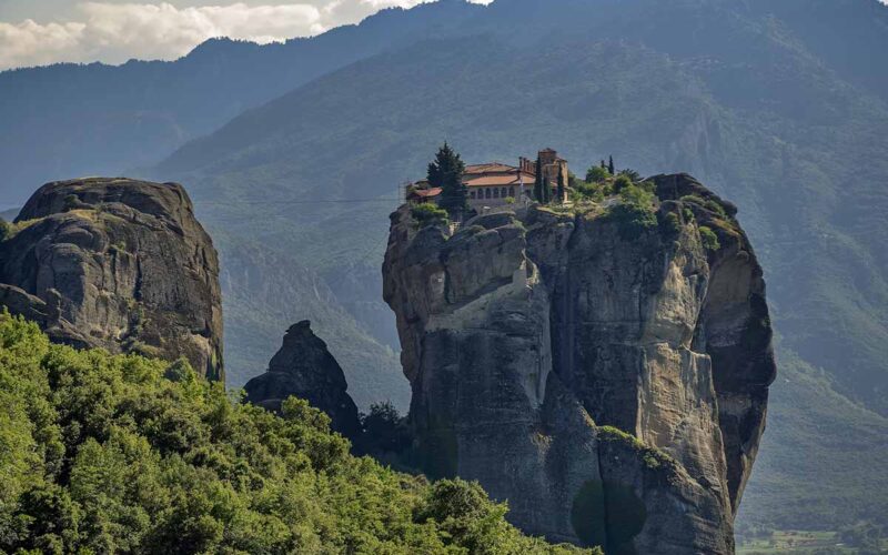 Monastero sospeso nel vuoto in Grecia: un viaggio perfetto in solitaria