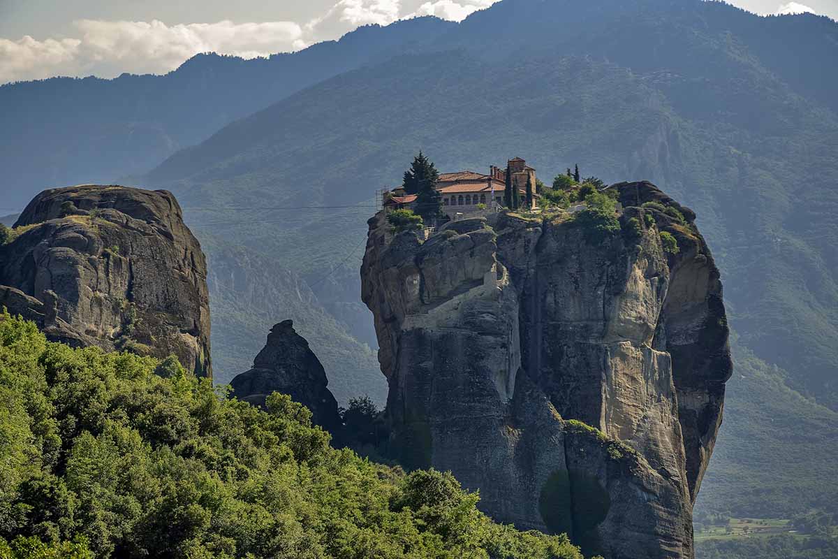 Monastero sospeso nel vuoto in Grecia: un viaggio perfetto in solitaria