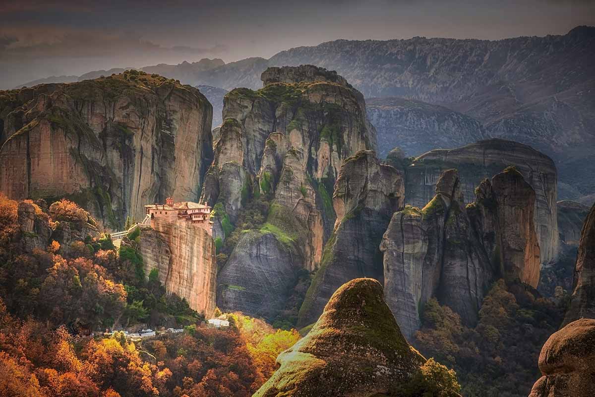 Monastero sospeso nel vuoto in Grecia: un viaggio perfetto in solitaria