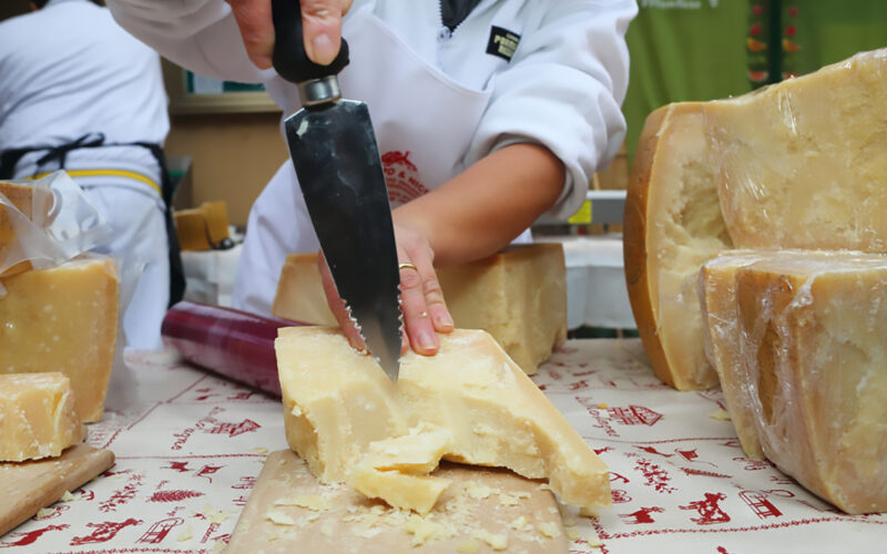 Parmigiano Reggiano: il formaggio più premiato e imitato al mondo