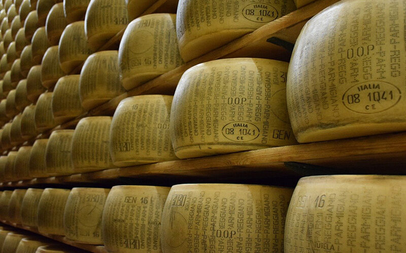 Il  Parmigiano-Reggiano e le sue battaglie contro le multinazionali americane