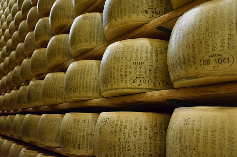 Parmigiano Reggiano contro il Parmisan di Prego