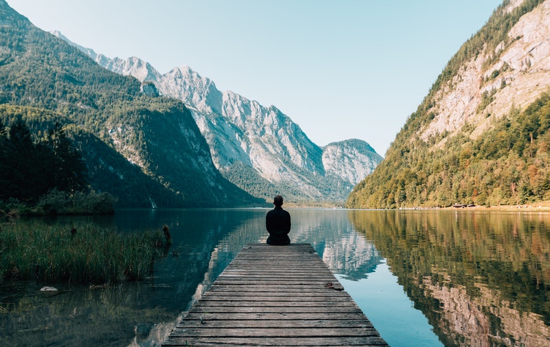 paesaggio di montagna con lago e pontile